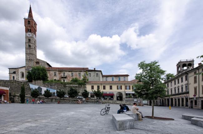 Piazza Garibaldi a Cantù: Cuore Pulsante di Storia e Cultura